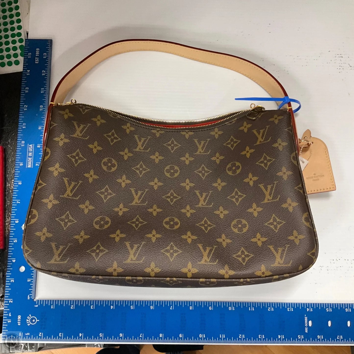 Handbag Luxury Designer By Louis Vuitton, Size: Medium