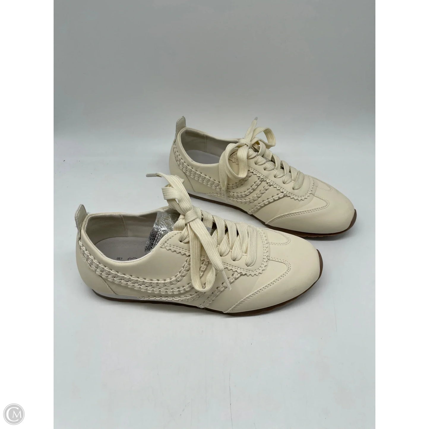 Shoes Sneakers By Clothes Mentor In Cream, Size: 7