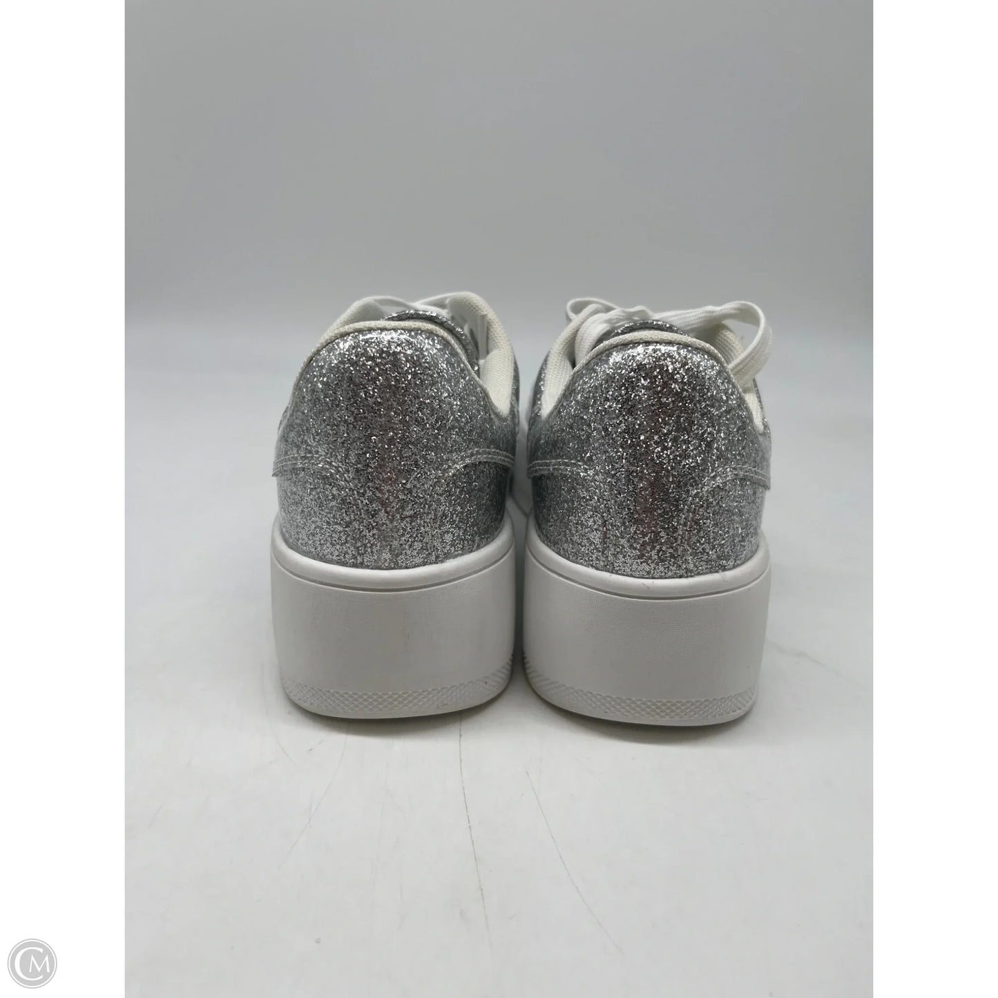 Shoes Sneakers By Clothes Mentor In Silver, Size: 8.5