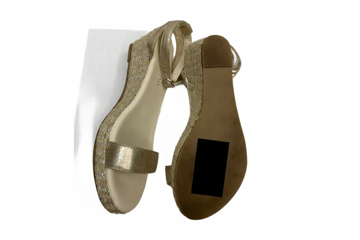 Sandals Flats By Clothes Mentor In Gold, Size: 6