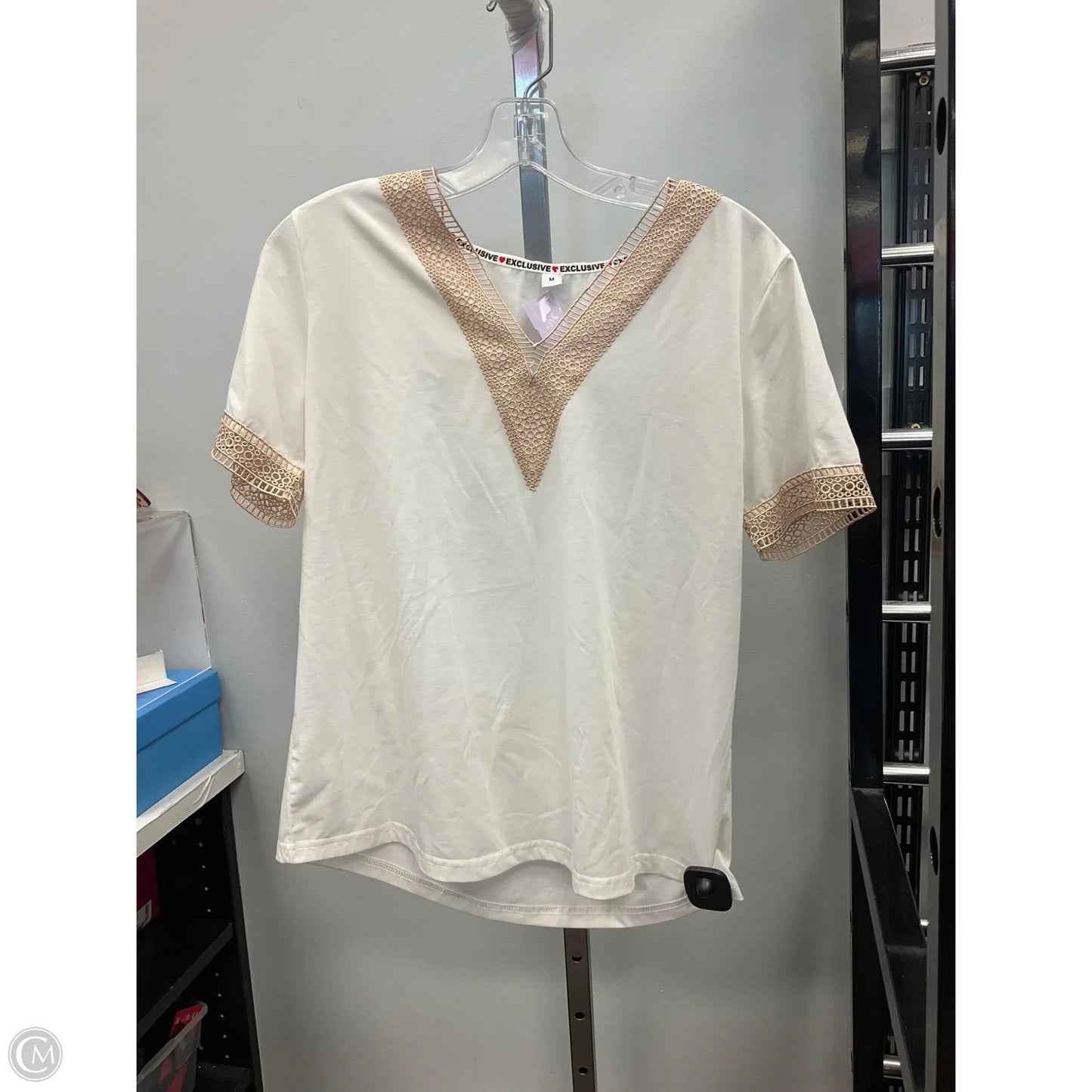 Top Short Sleeve By Exclusive In Cream & Tan, Size: M