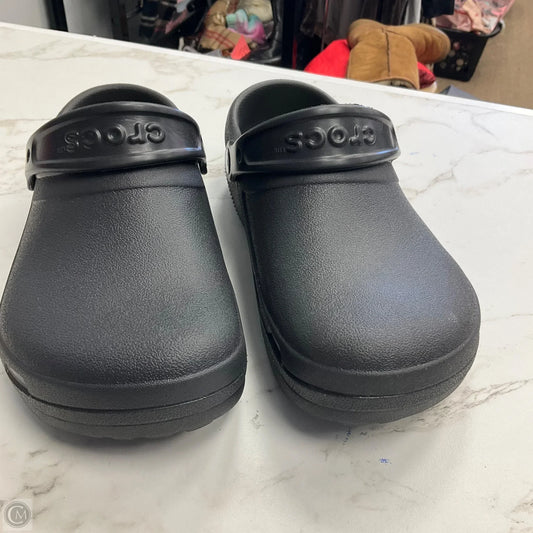 Shoes Flats By Crocs In Black, Size: 8