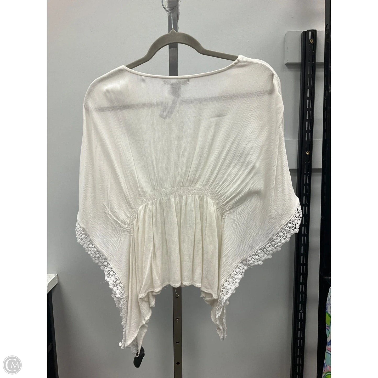Top Short Sleeve By Clothes Mentor In Cream, Size: S