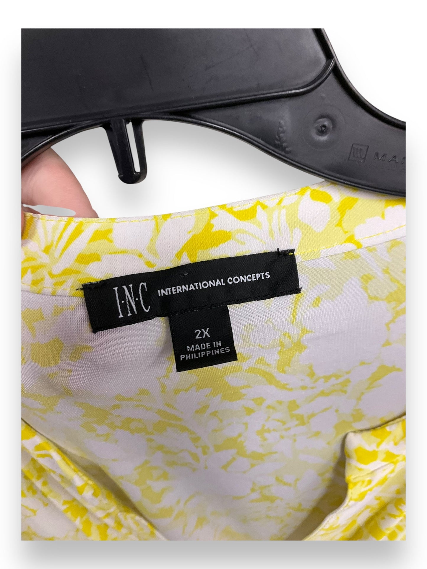 Top Long Sleeve By Inc In White & Yellow, Size: 2x