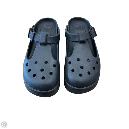 Shoes Flats By Crocs In Black, Size: 8