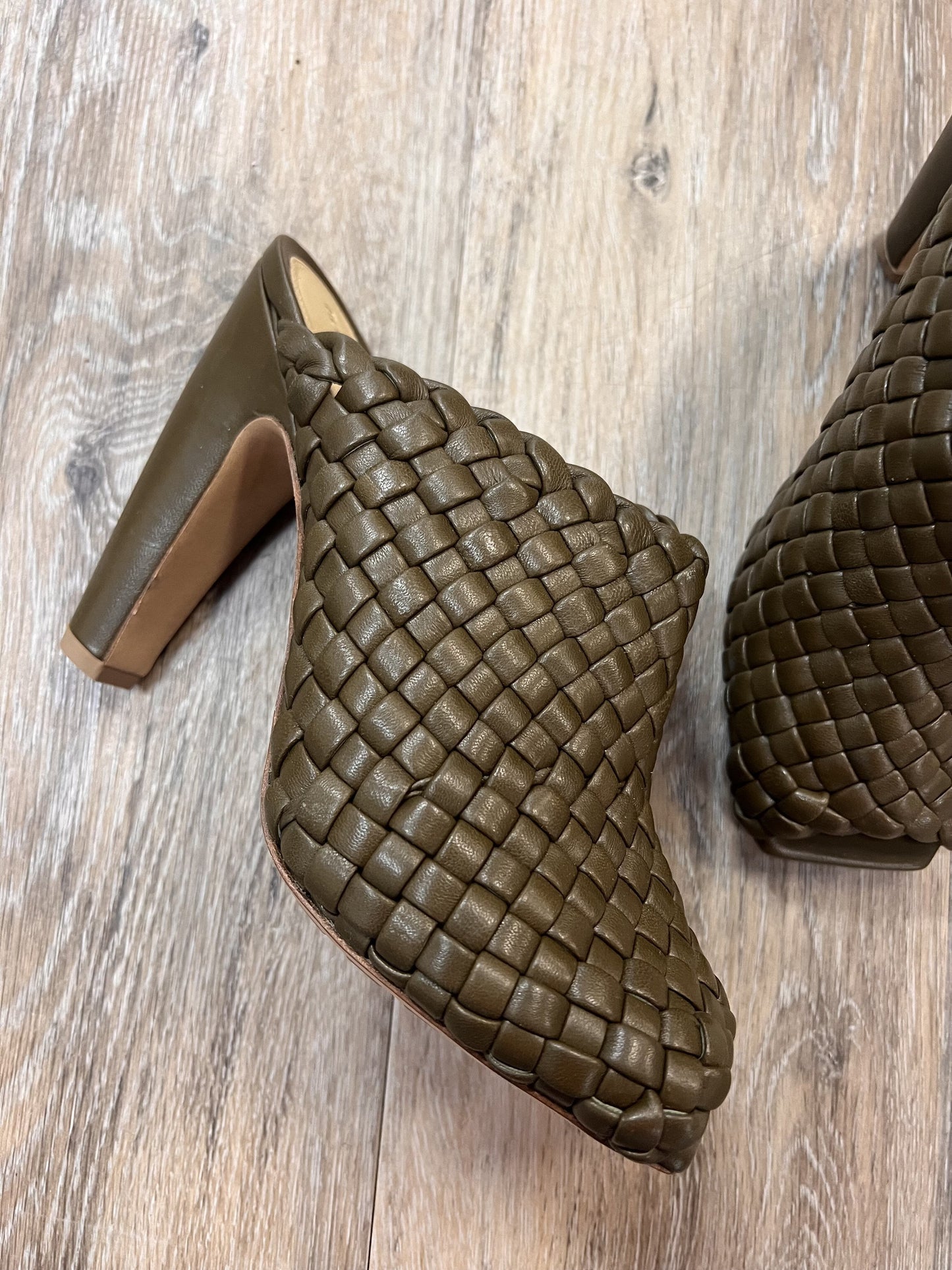 Shoes Luxury Designer By Bottega Veneta Size: 8