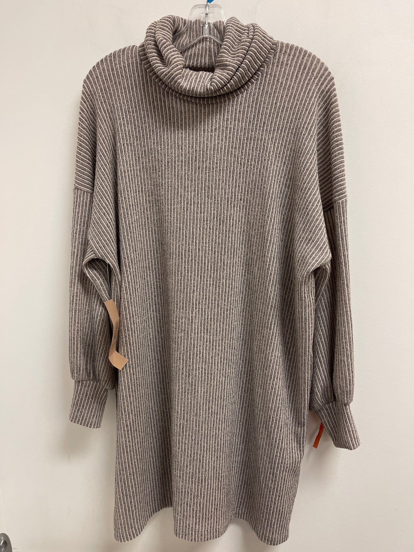 Dress Casual Short By Final Touch In Grey, Size: S