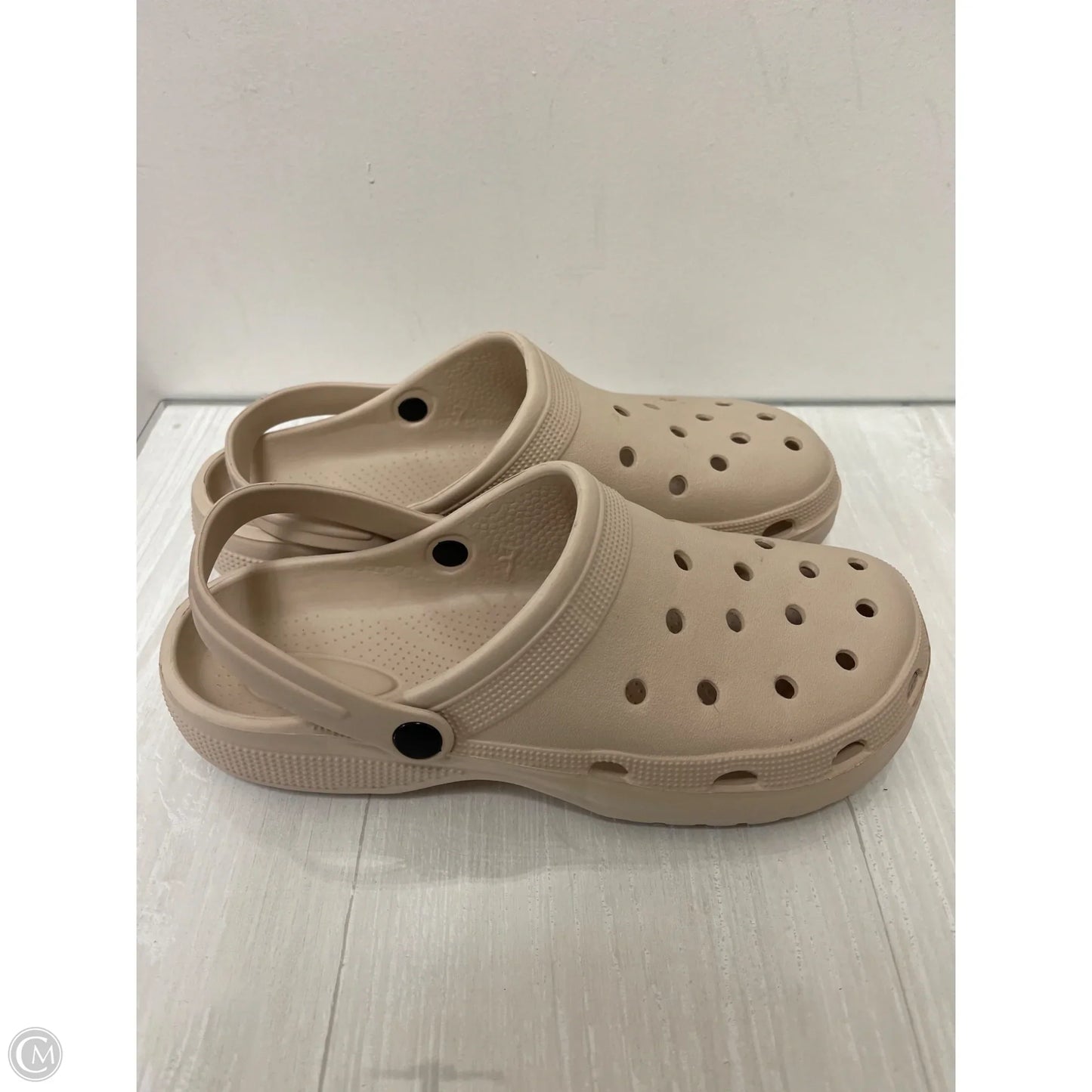 Shoes Flats By Clothes Mentor In Cream, Size: 10