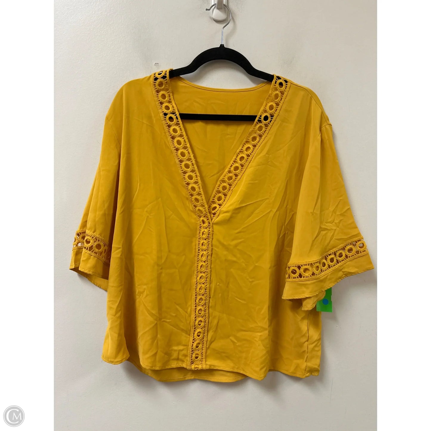 Top Short Sleeve By Clothes Mentor In Yellow, Size: M