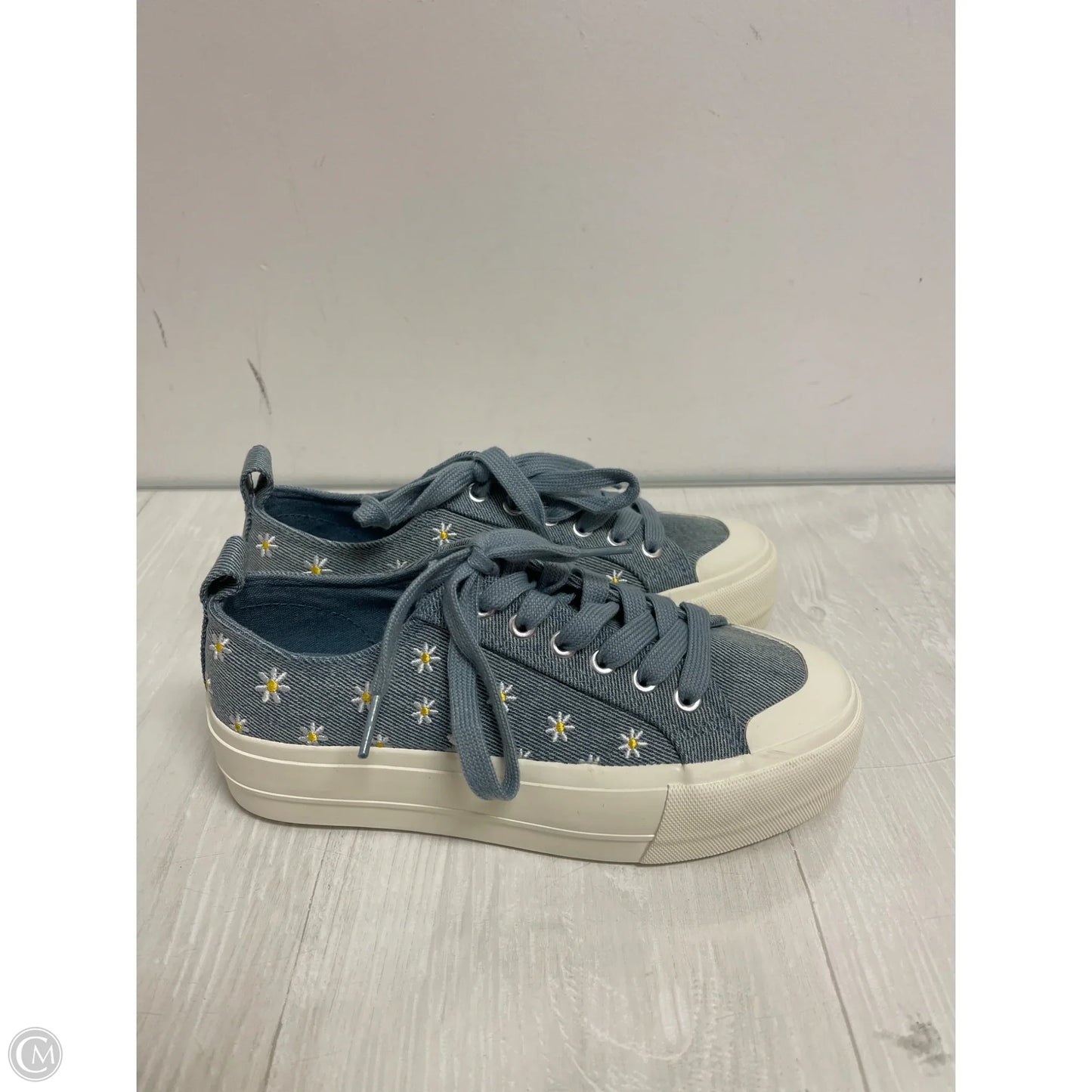 Shoes Sneakers By Clothes Mentor In Blue & White, Size: 6