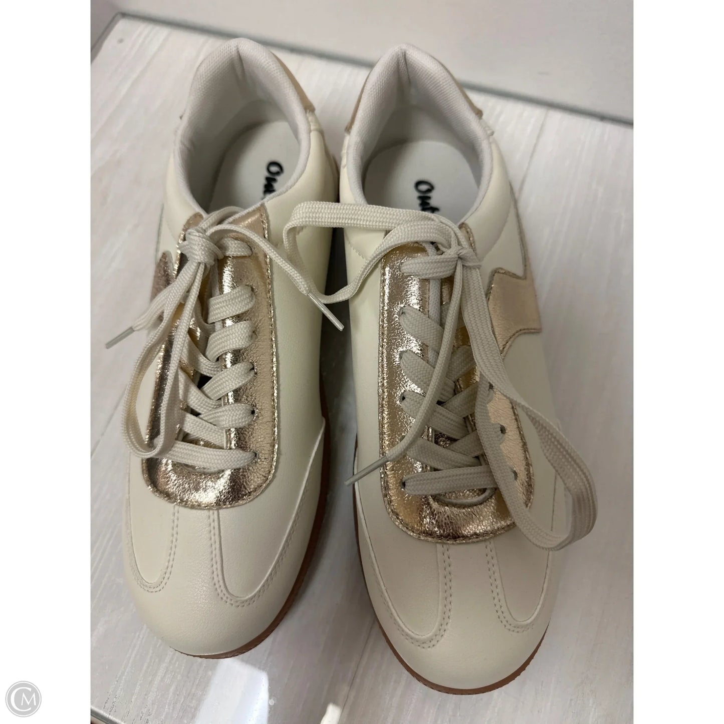 Shoes Sneakers By Clothes Mentor In Gold, Size: 10