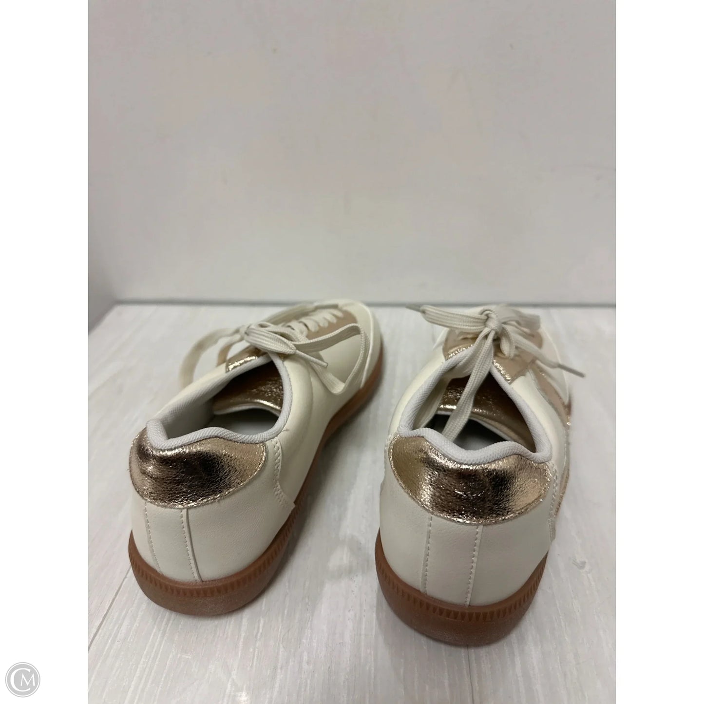 Shoes Sneakers By Clothes Mentor In Gold, Size: 10