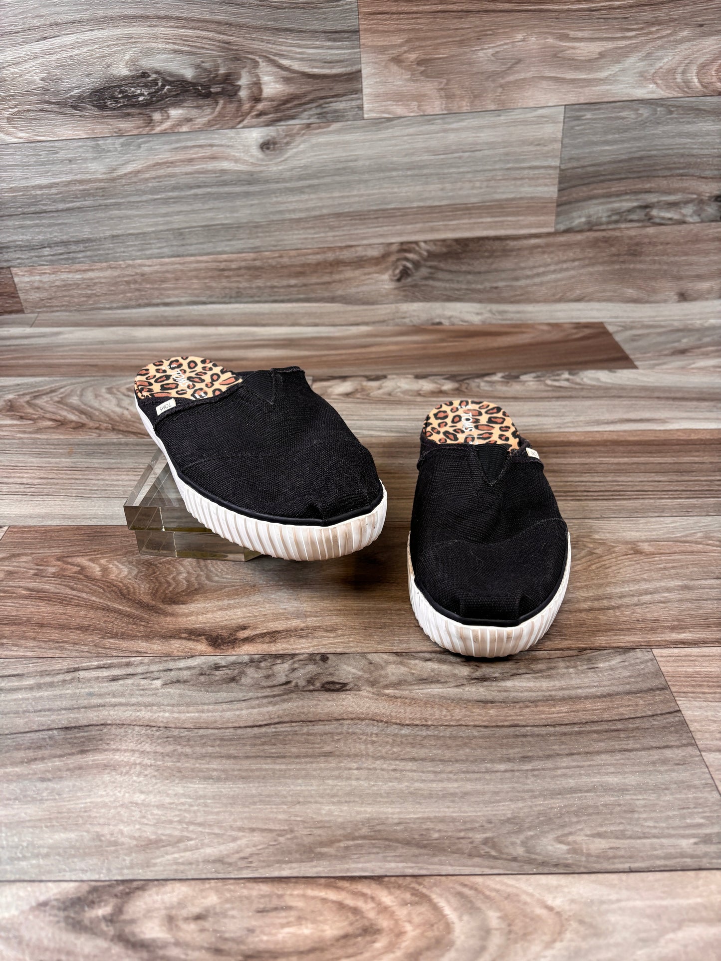Shoes Flats By Toms Size: 8.5