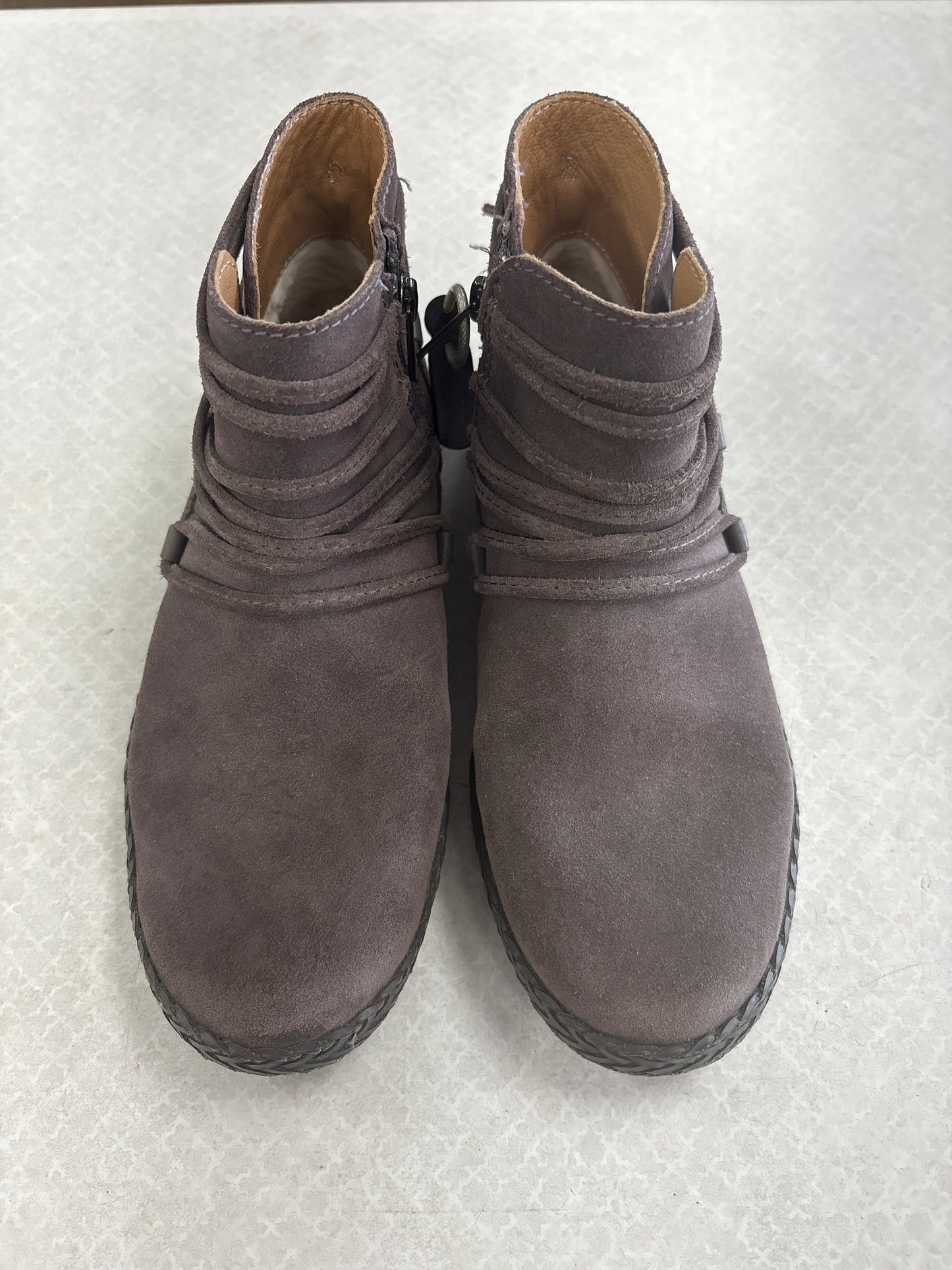 BOOTS DESIGNER by UGG In GREY, Size: 6