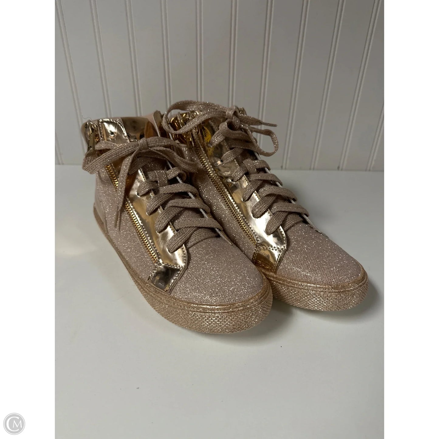 Shoes Sneakers By Clothes Mentor In Gold, Size: 9