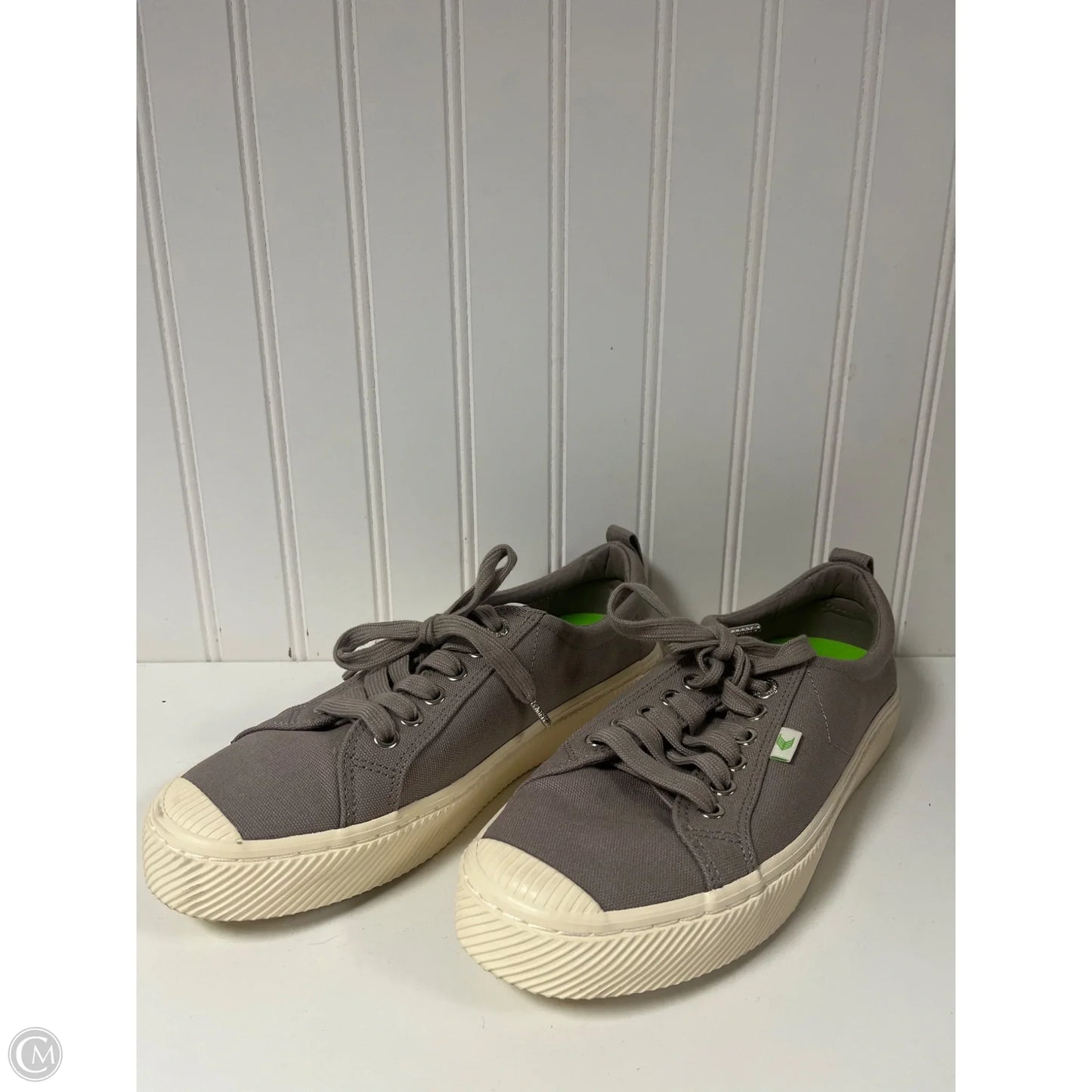 Shoes Sneakers By Cariuma In Grey, Size: 9.5