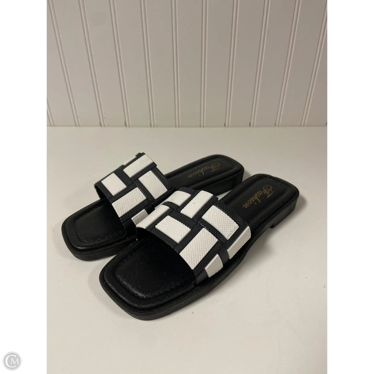 Sandals Flats By Clothes Mentor In Black & White, Size: 6.5