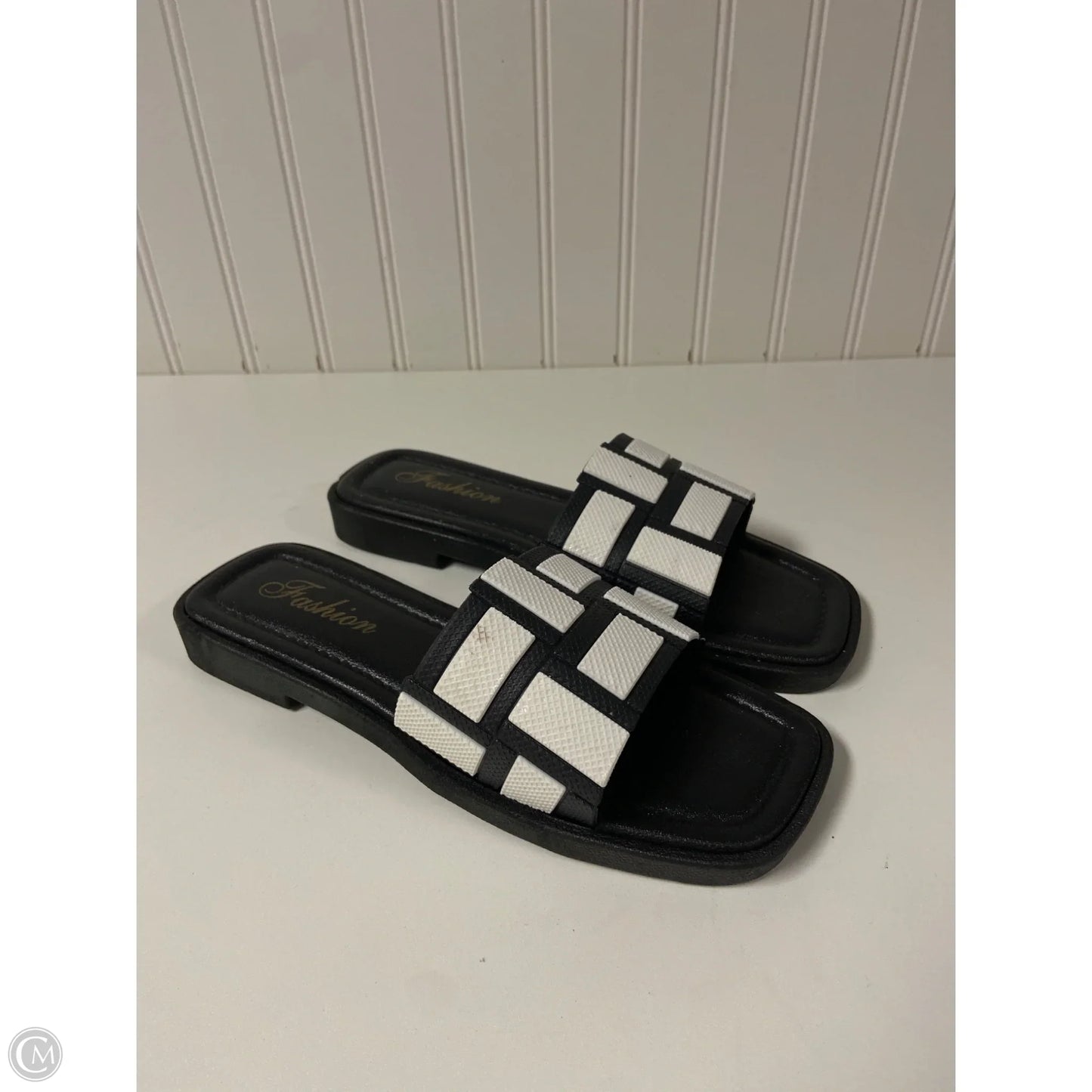 Sandals Flats By Clothes Mentor In Black & White, Size: 6.5