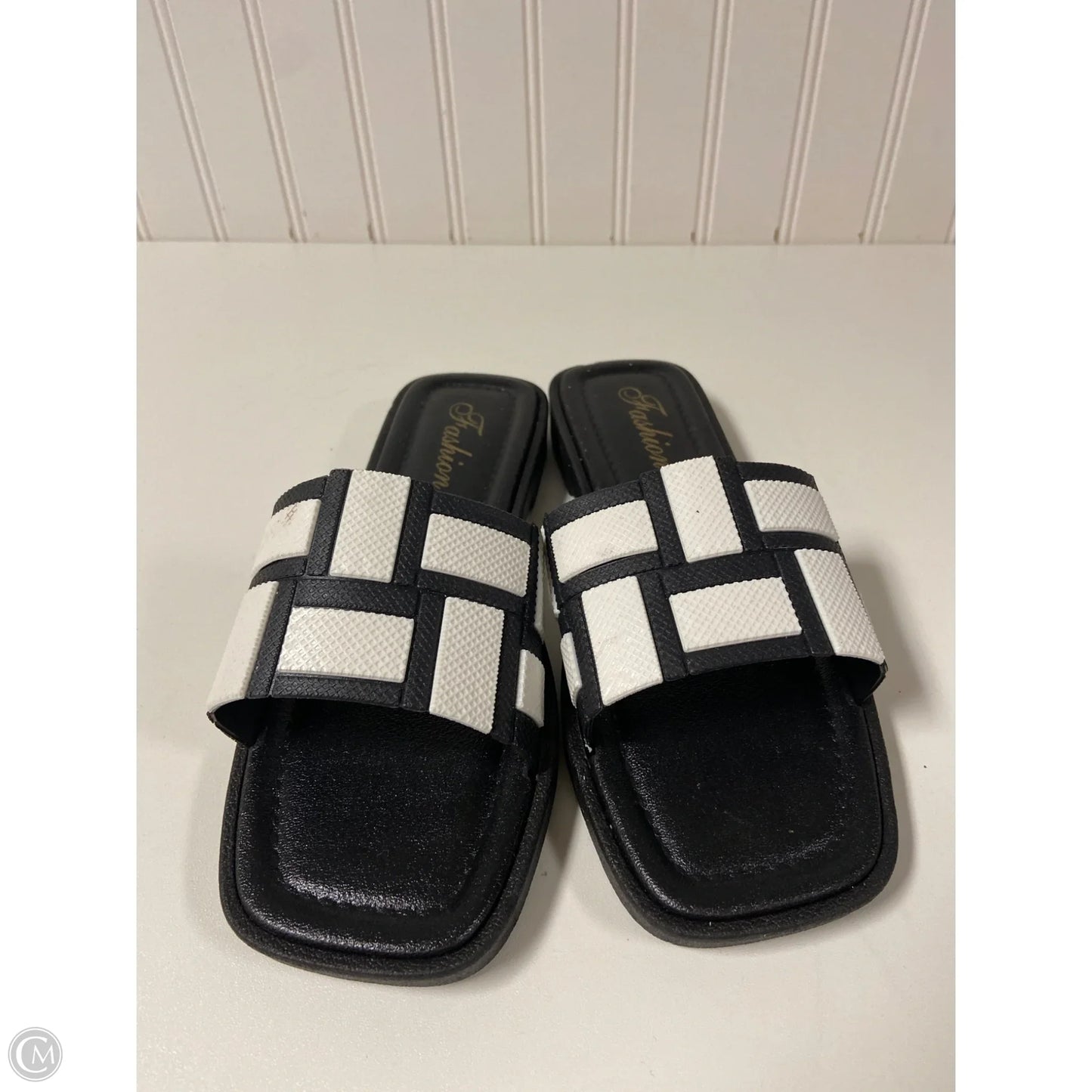 Sandals Flats By Clothes Mentor In Black & White, Size: 6.5