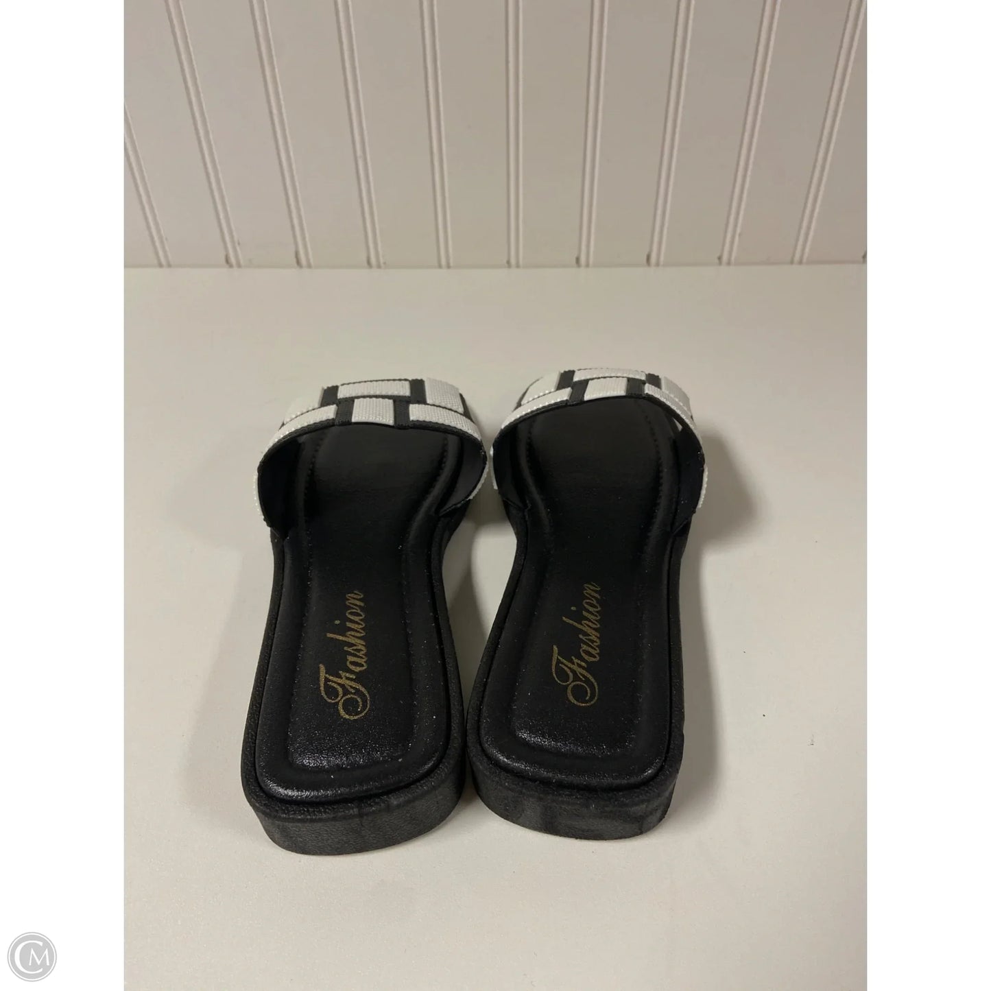 Sandals Flats By Clothes Mentor In Black & White, Size: 6.5