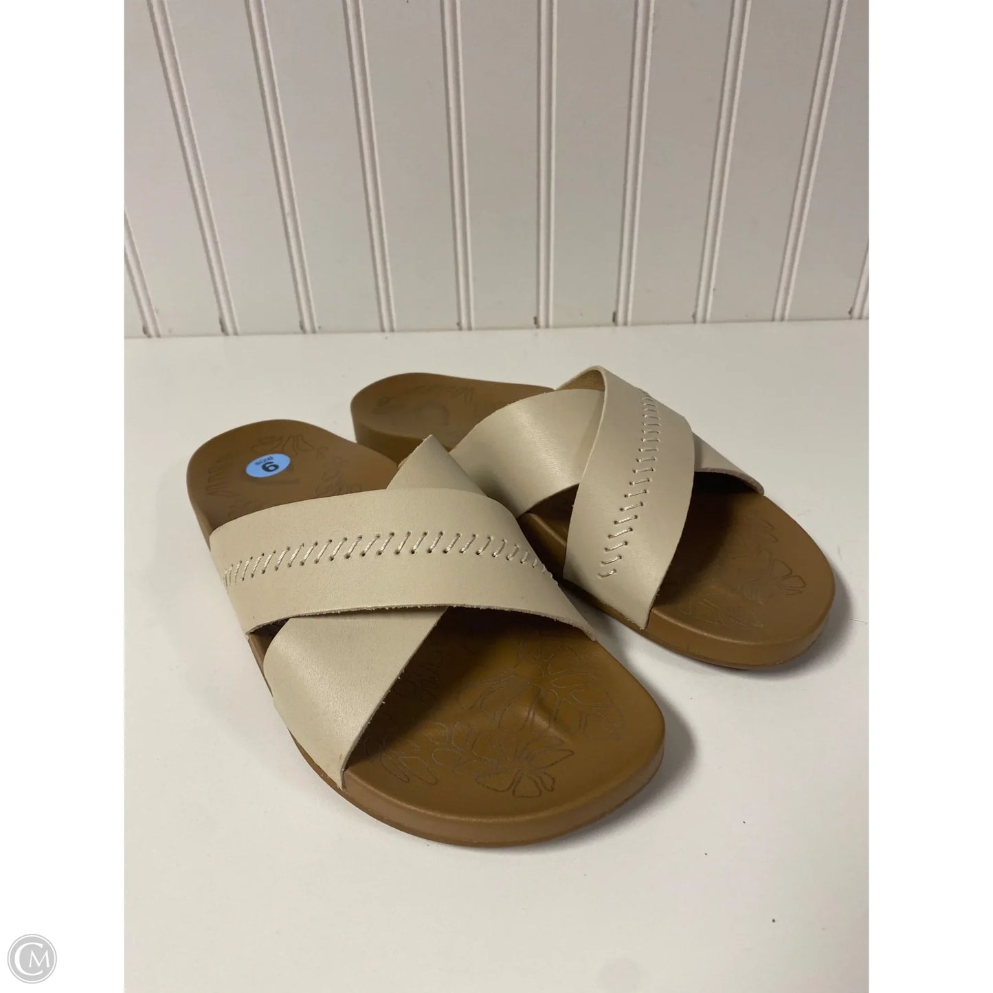 Sandals Flats By Olukai In Cream & Tan, Size: 6