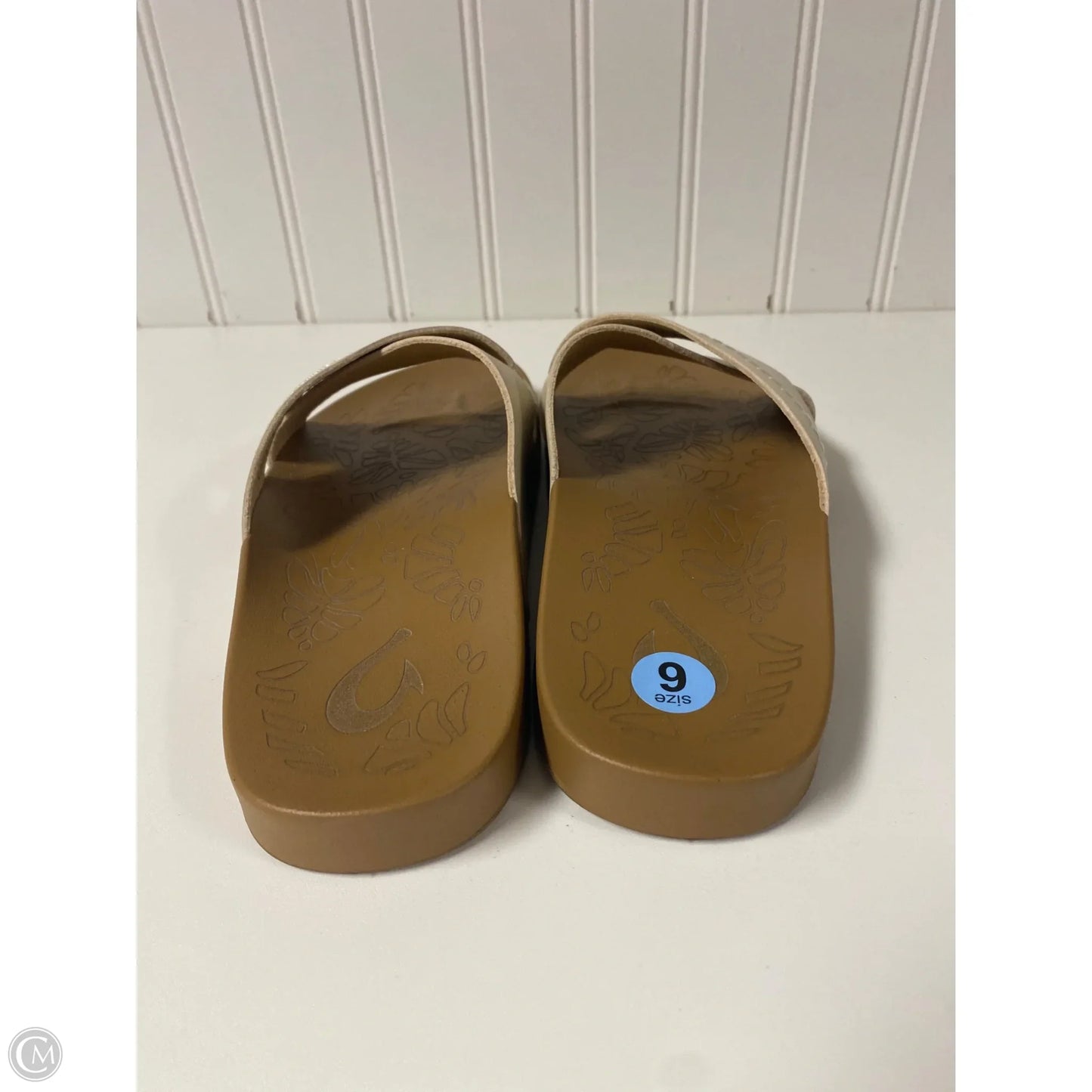 Sandals Flats By Olukai In Cream & Tan, Size: 6
