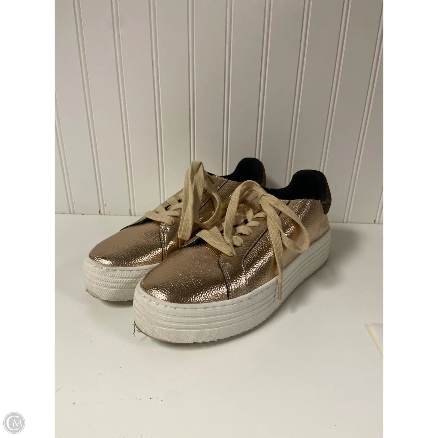 Shoes Sneakers By Clothes Mentor In Gold, Size: 9.5