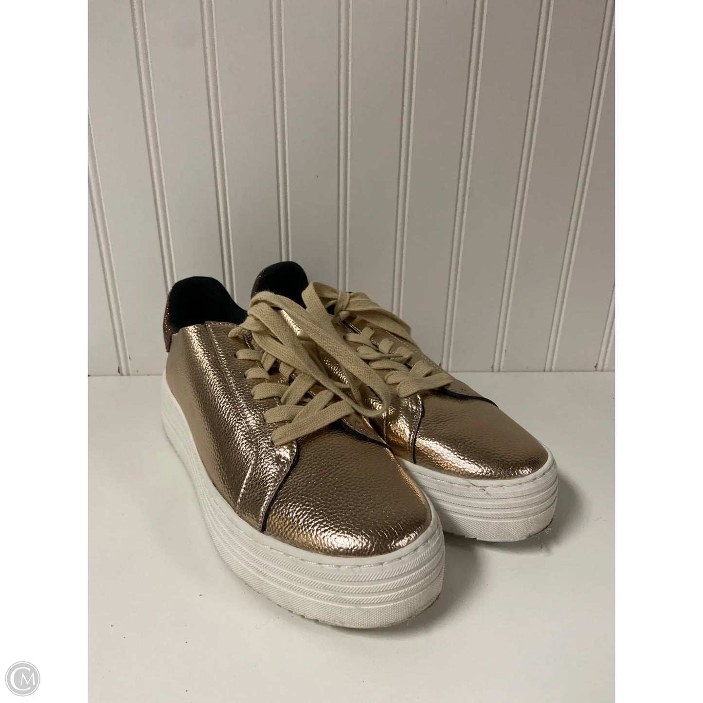 Shoes Sneakers By Clothes Mentor In Gold, Size: 9.5
