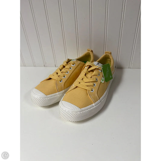 Shoes Sneakers By Cariuma In Yellow, Size: 8