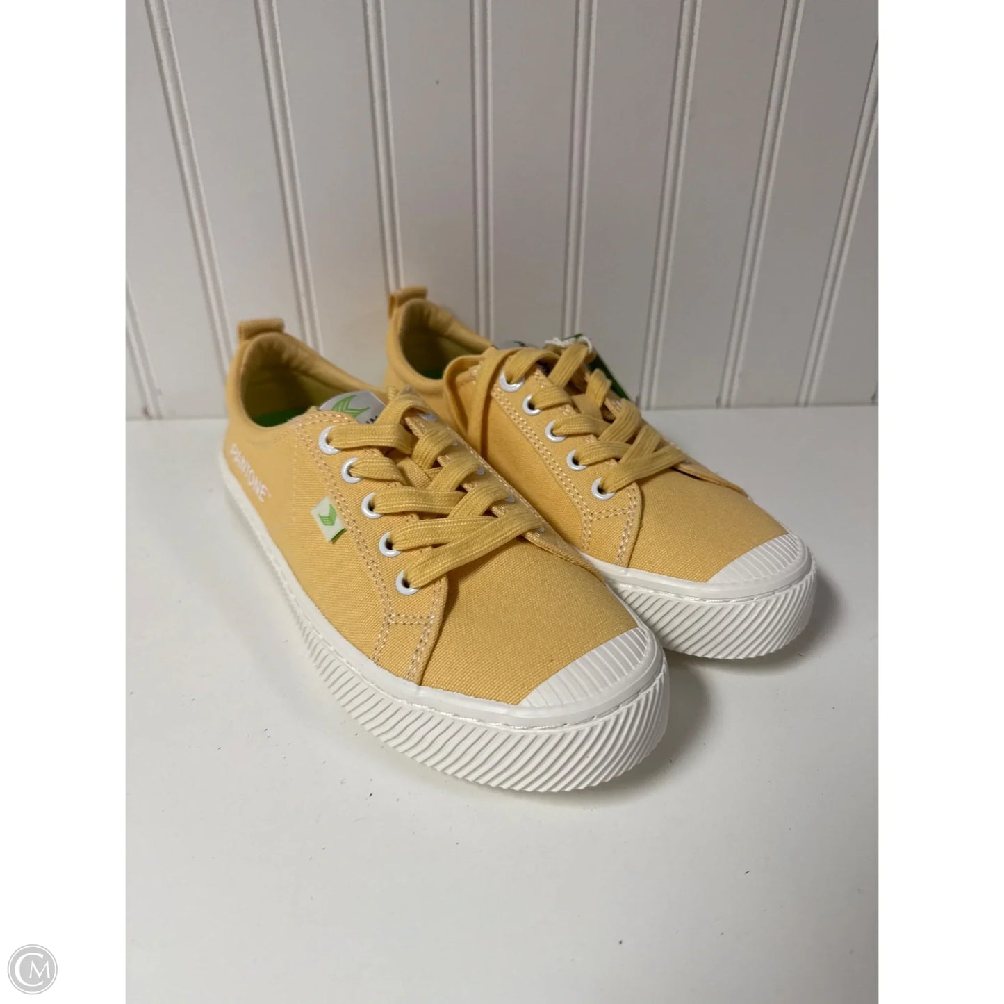 Shoes Sneakers By Cariuma In Yellow, Size: 8