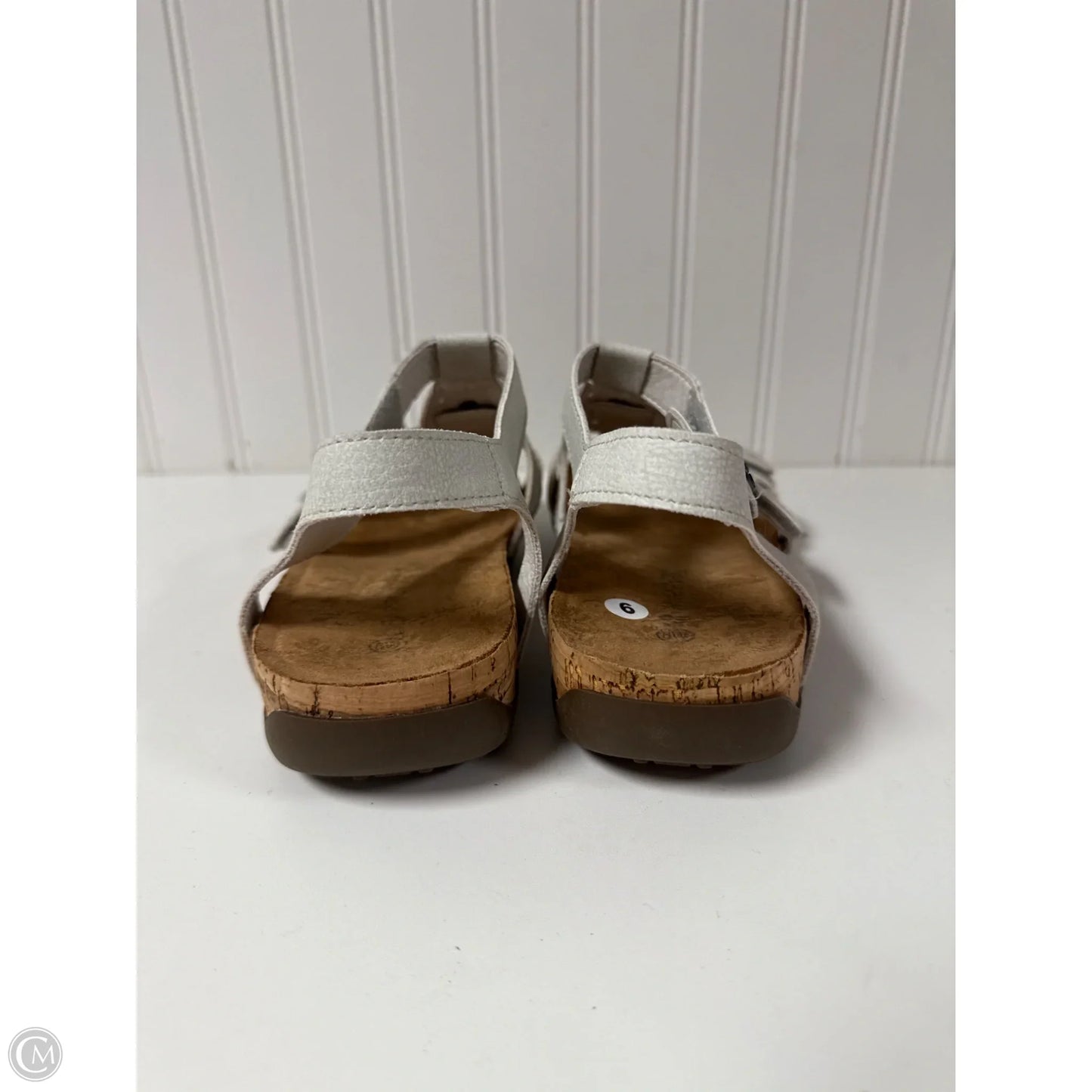 Sandals Flats By Bearpaw In White, Size: 6