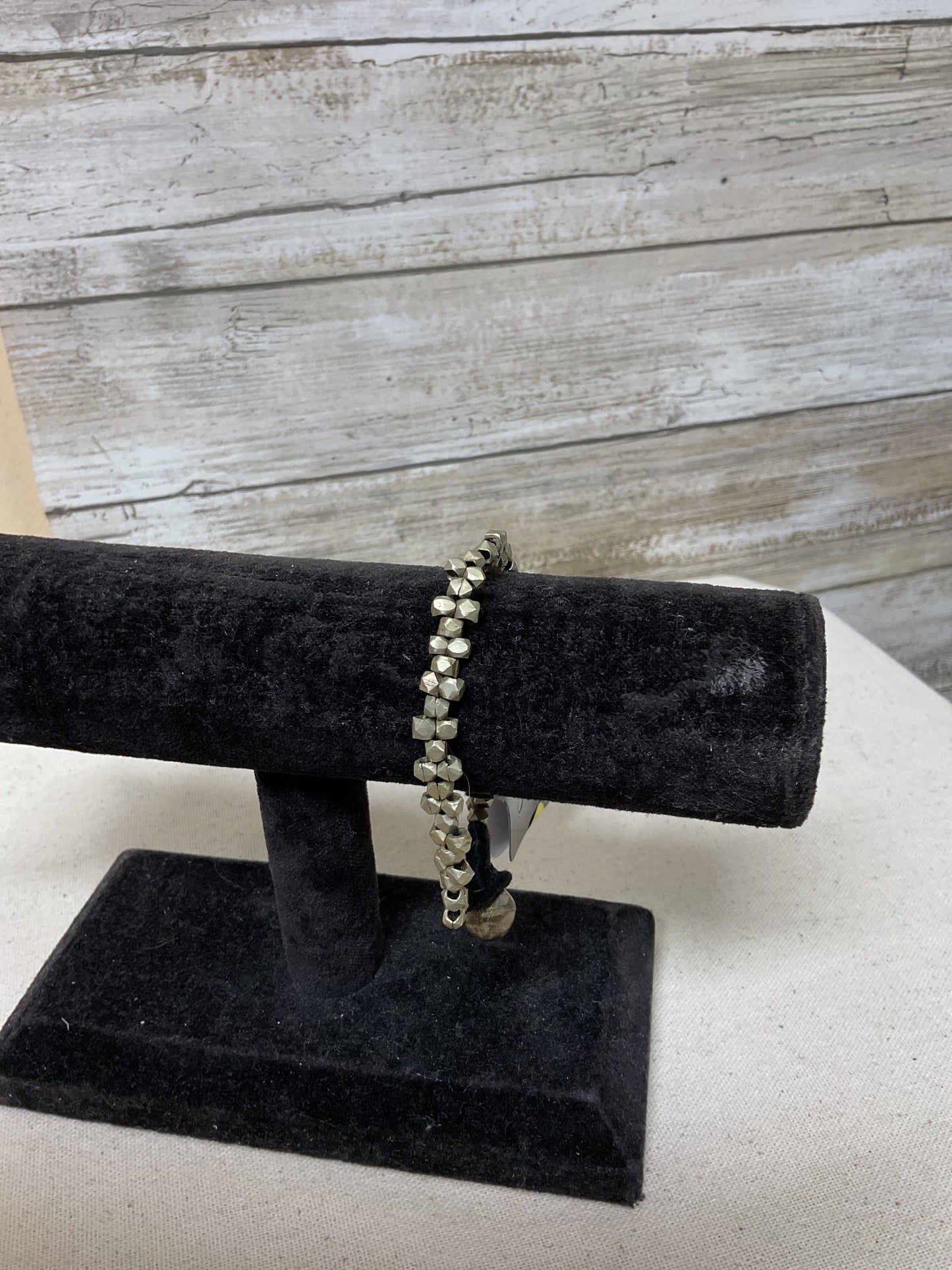 Bracelet Beaded By Clothes Mentor In Black & Gold