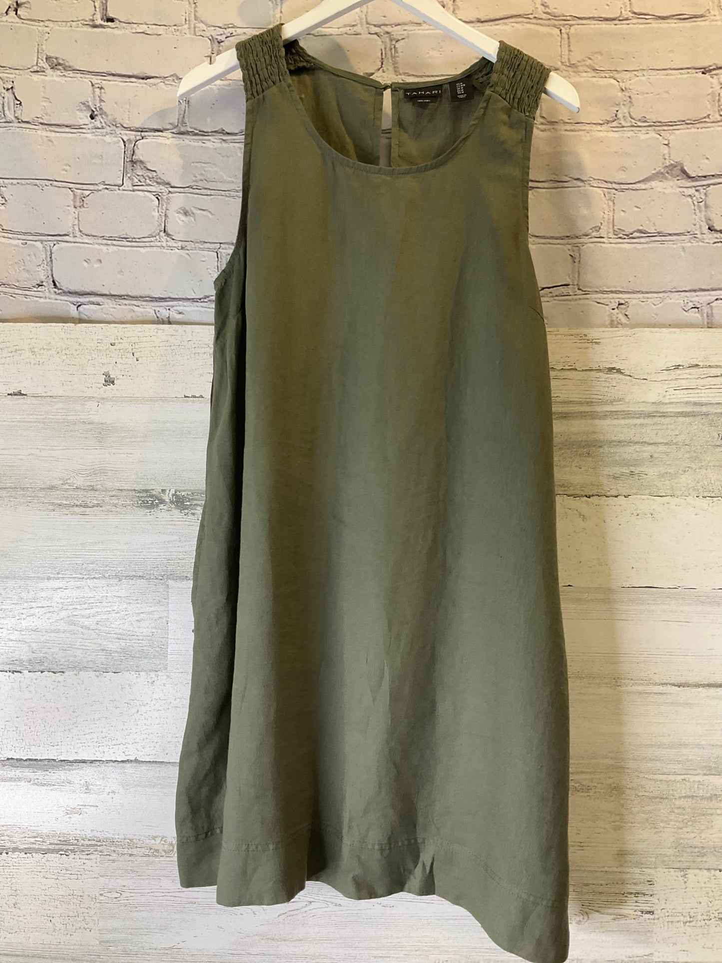 Dress Casual Short By Tahari By Arthur Levine Size: M