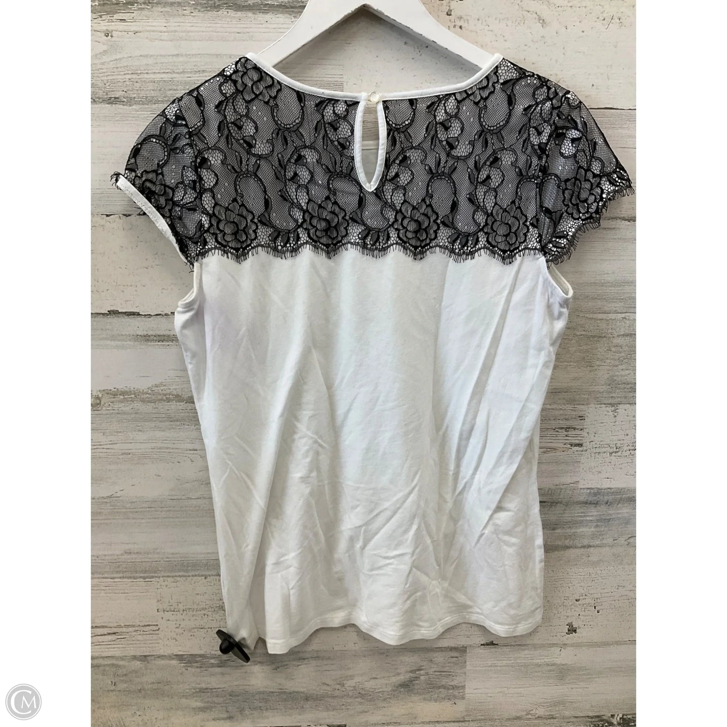 Top Short Sleeve By Elle In White, Size: M