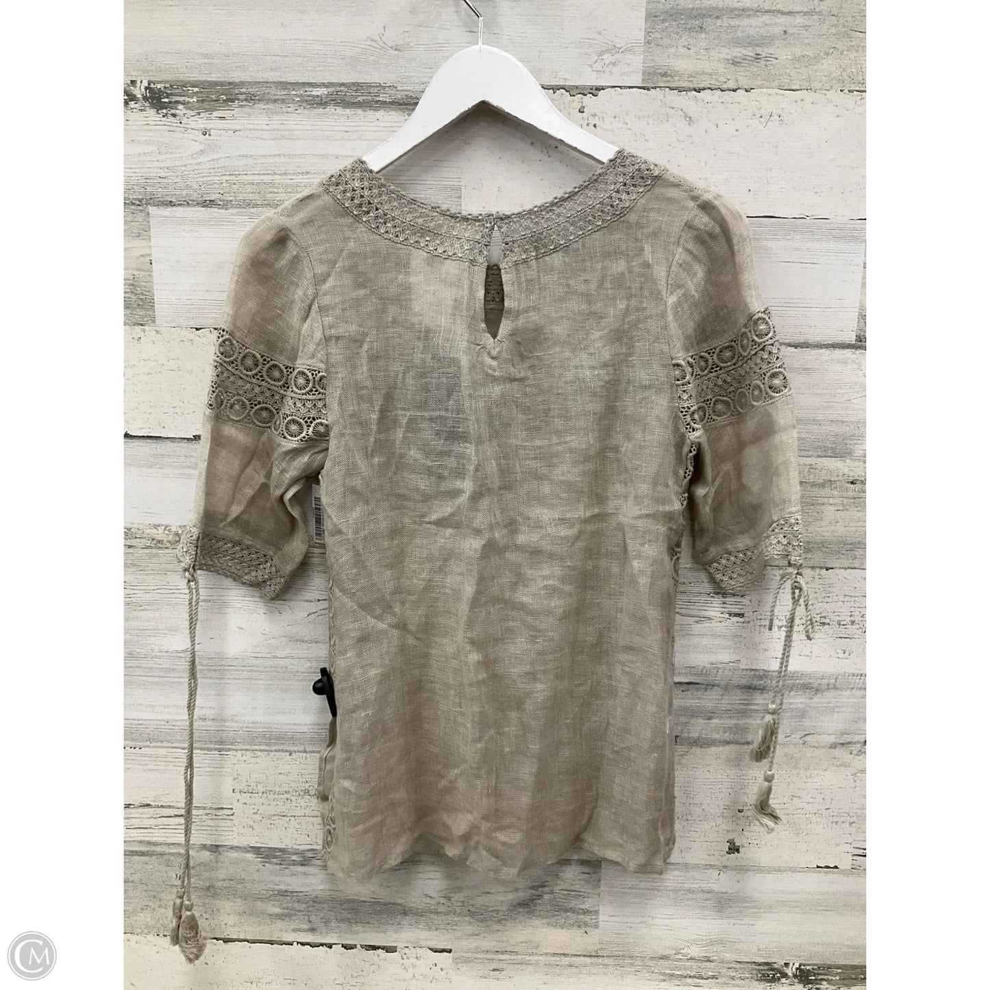 Top Short Sleeve By Clothes Mentor In Tan, Size: S