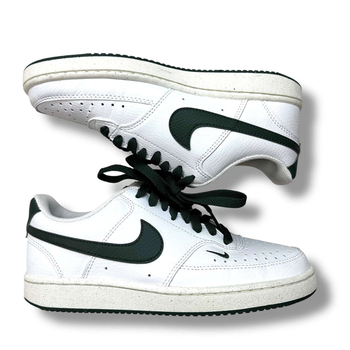 Shoes Sneakers By Nike In White, Size: 6.5