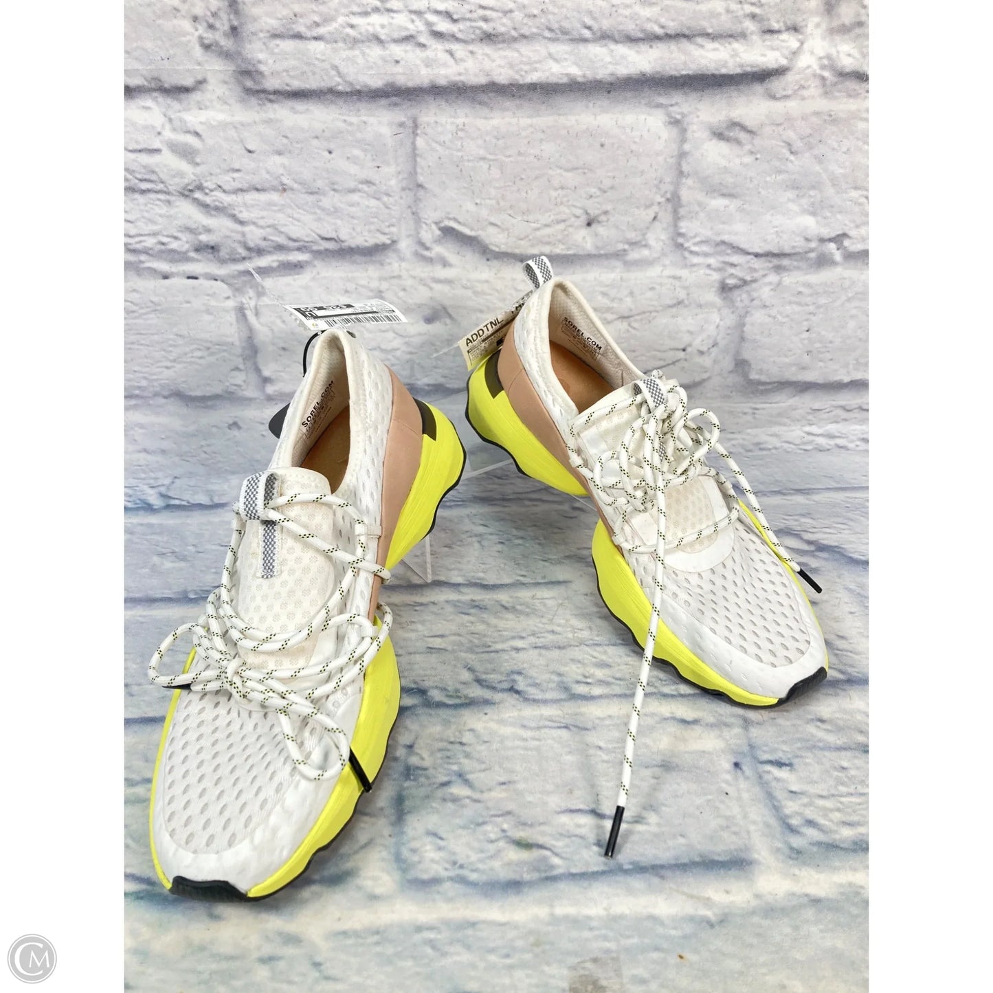 Shoes Athletic By Sorel In White & Yellow, Size: 7.5