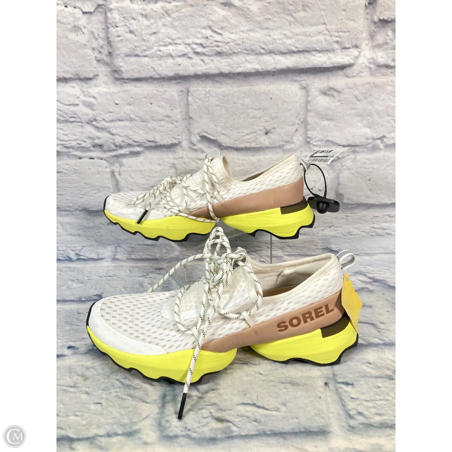 Shoes Athletic By Sorel In White & Yellow, Size: 7.5