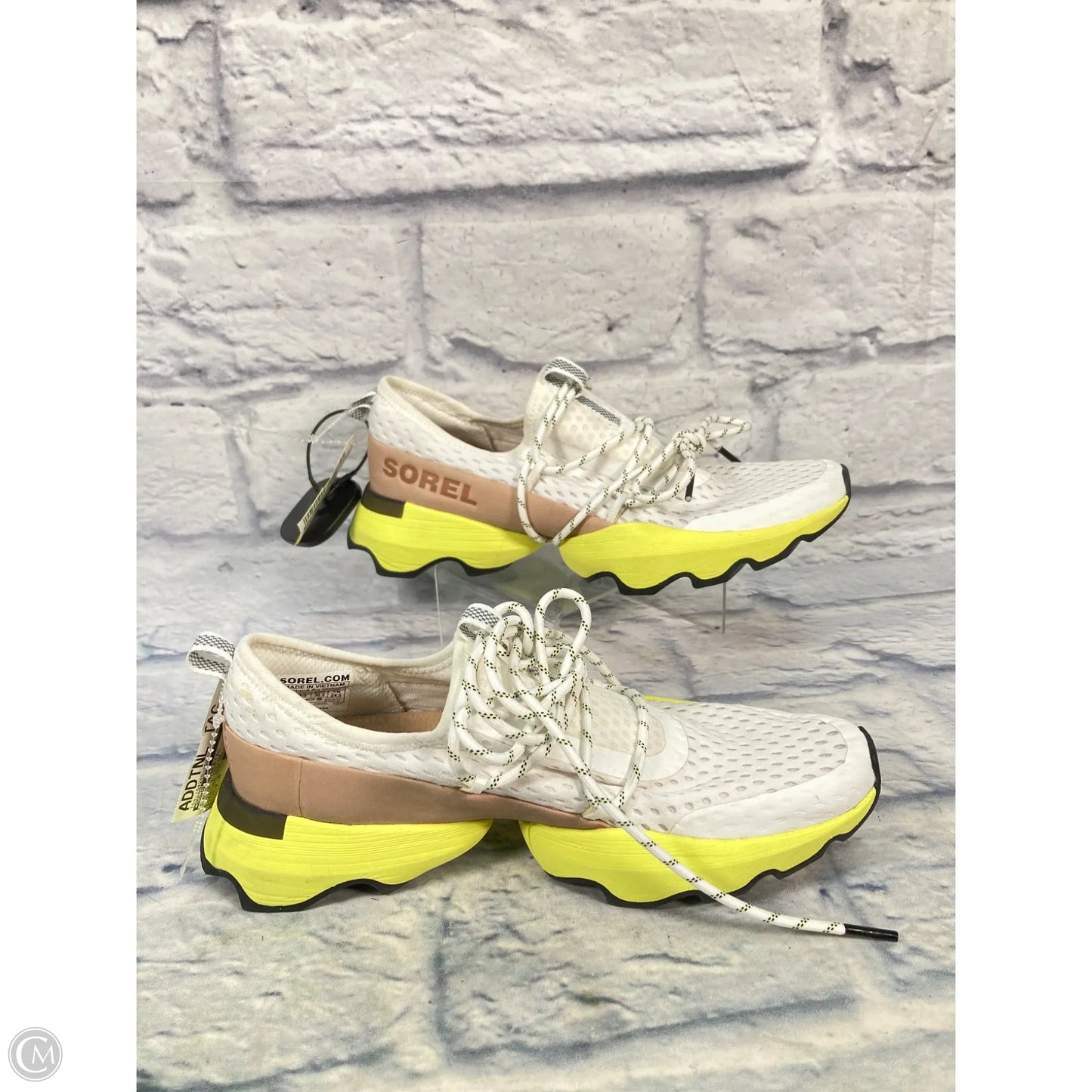 Shoes Athletic By Sorel In White & Yellow, Size: 7.5
