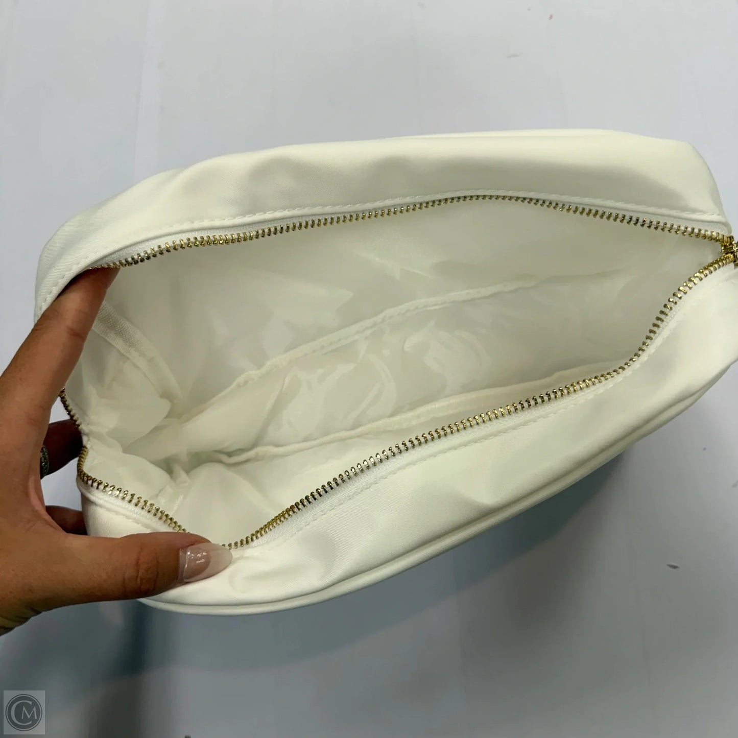 Makeup Bag By Clothes Mentor, Size: Medium