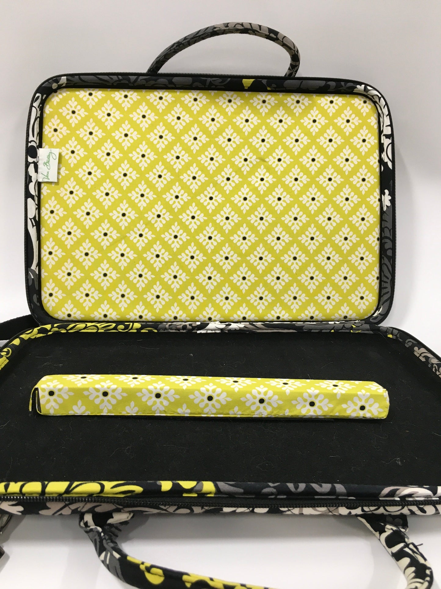 Laptop Bag By Vera Bradley Size: Medium