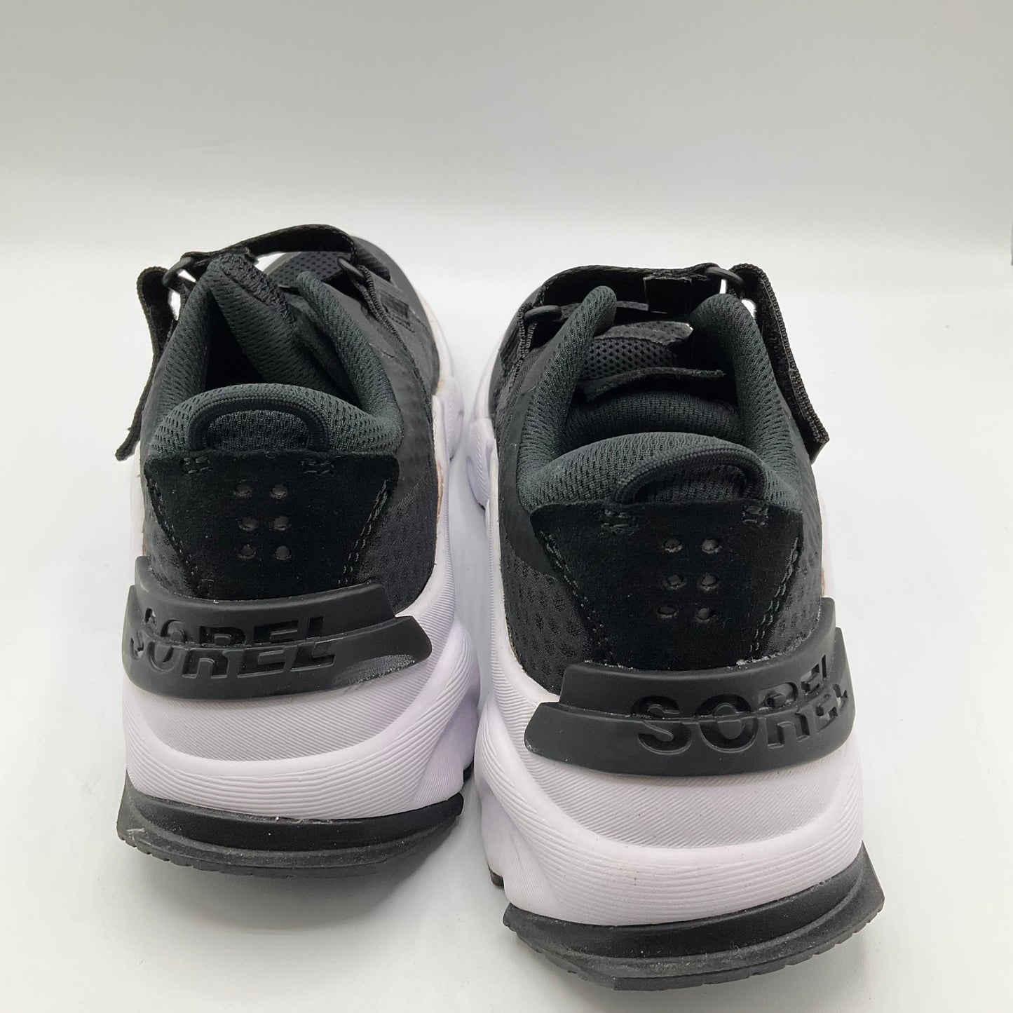 Shoes Athletic By Sorel Size: 6.5
