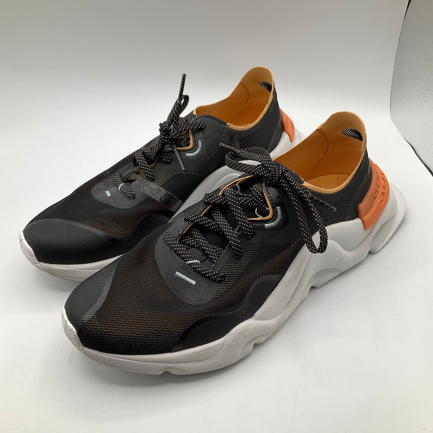 Shoes Athletic By Sorel Size: 9.5