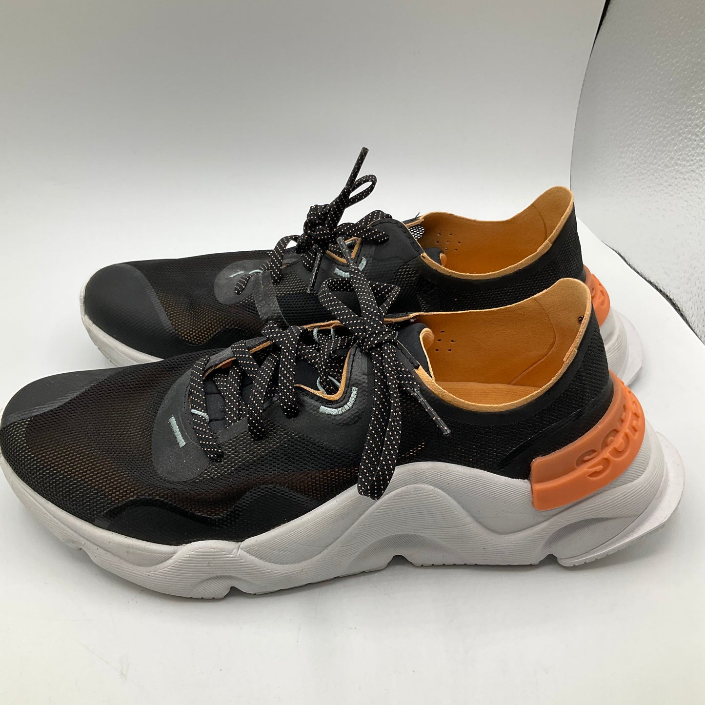 Shoes Athletic By Sorel Size: 9.5