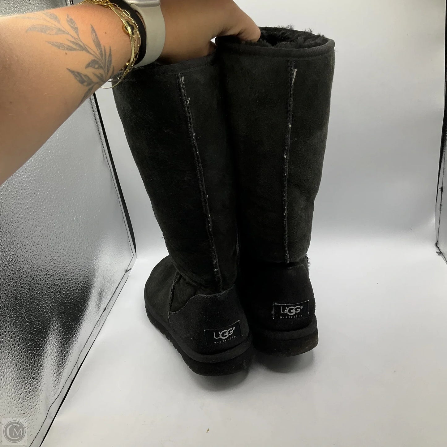 Boots Designer By Ugg In Black, Size: 8