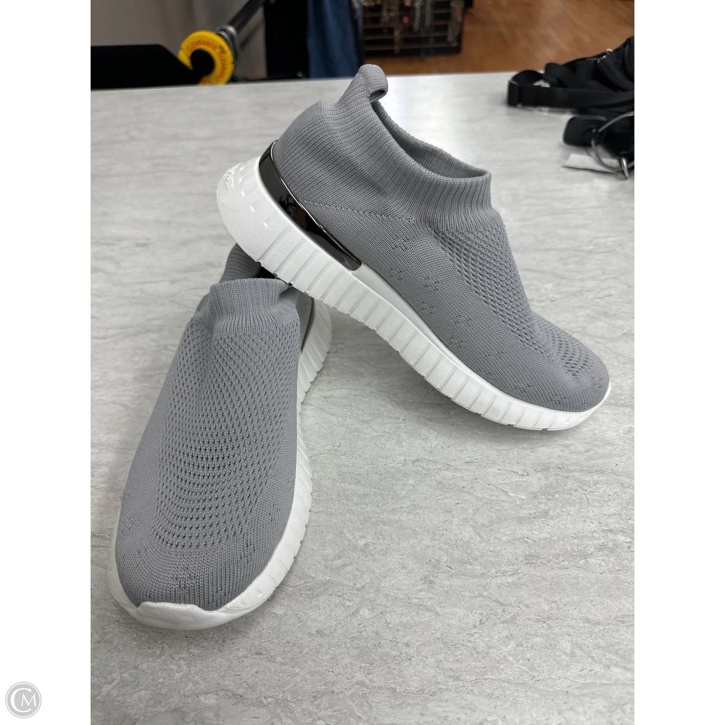 Shoes Sneakers By Clothes Mentor In Grey & White, Size: 7.5