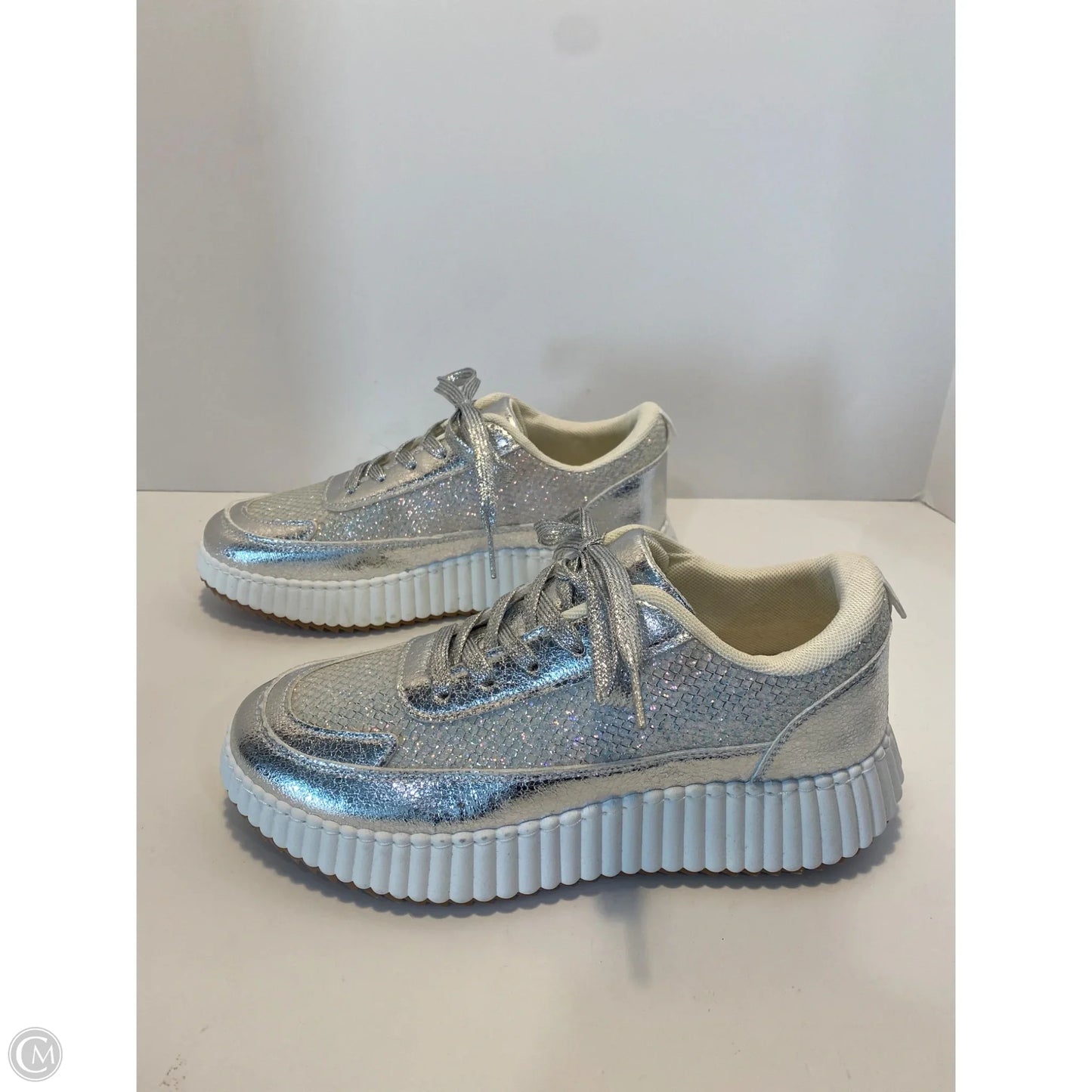 Shoes Sneakers By Yoki In Silver, Size: 10