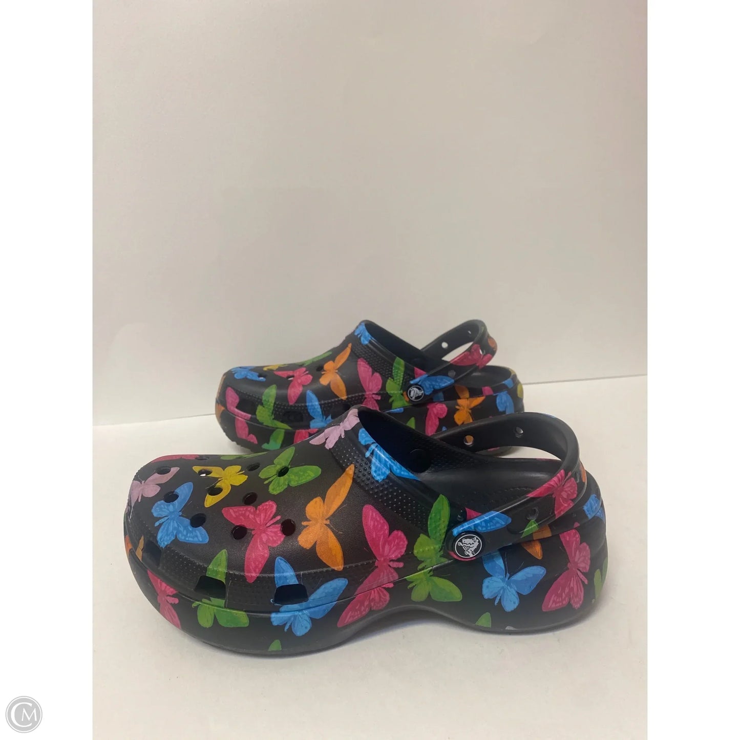 Shoes Flats By Crocs In Black, Size: 10