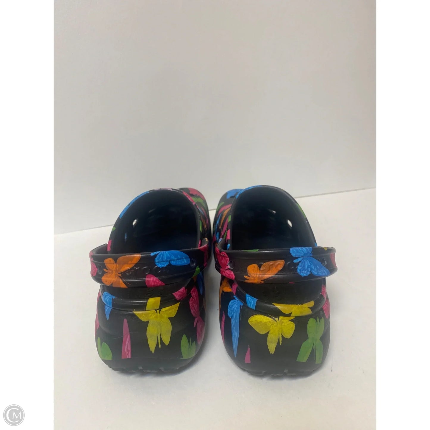 Shoes Flats By Crocs In Black, Size: 10