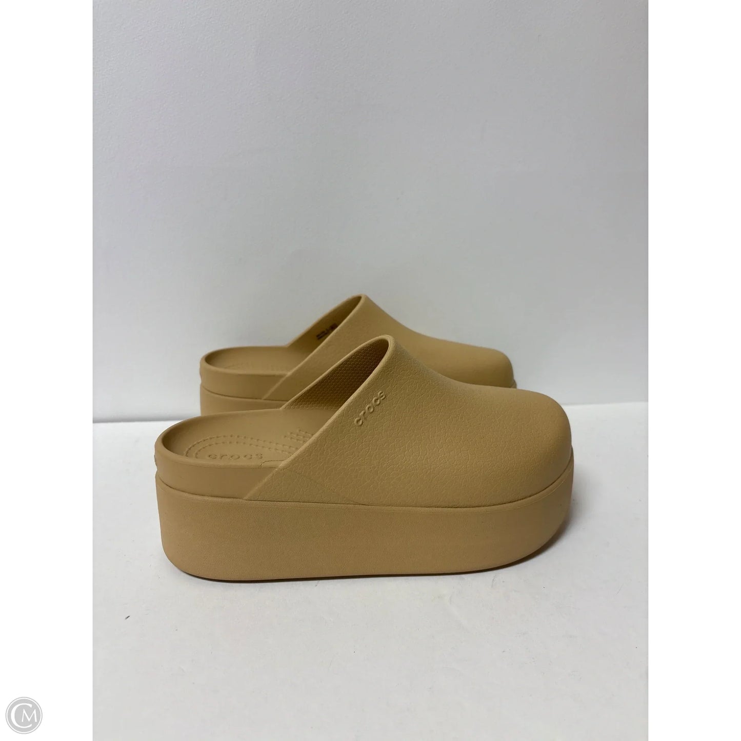 Shoes Flats By Crocs In Tan, Size: 8